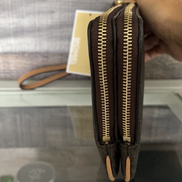 ❤️NWT!!!❤️ MICHAEL Kors Large double zip wristlet. - Picture 3 of 11